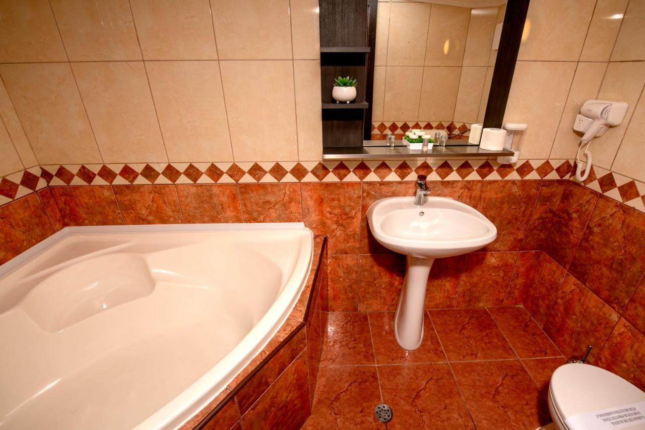 Hotel Novotheos Oradea Ngoại thất bức ảnh