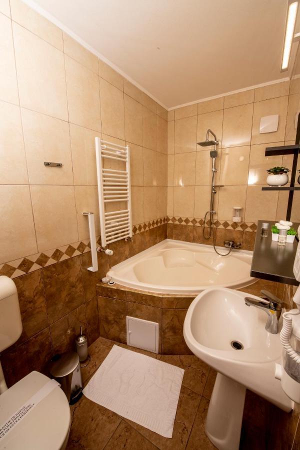 Hotel Novotheos Oradea Ngoại thất bức ảnh